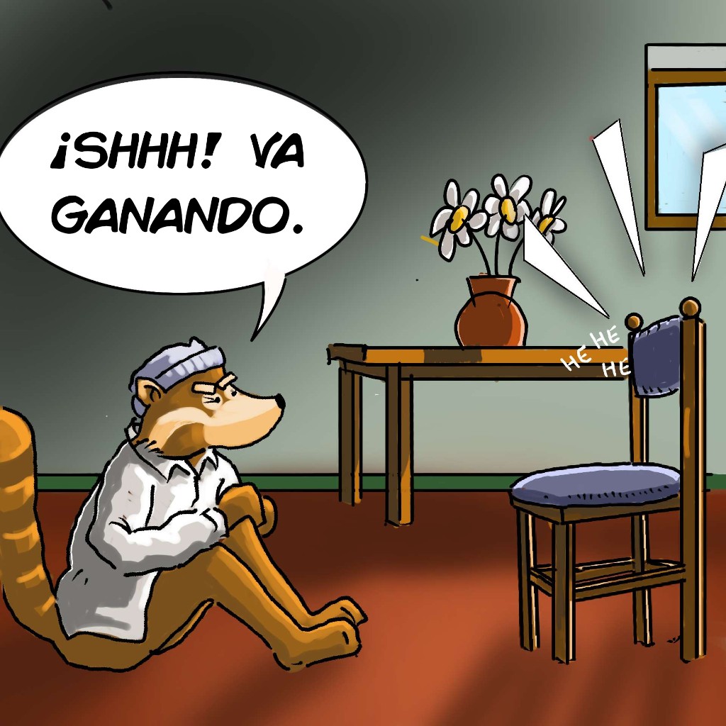 Tall sentado en el suelo pide silencio frente a una silla vacía que parece reír.
